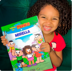 Criança com livro personalizado Mirella