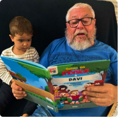 Avô e neto lendo livro personalizado Davi