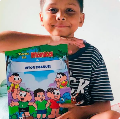 Criança com livro personalizado Vitor Emanuel