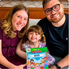 Criança com livro personalizado Alice